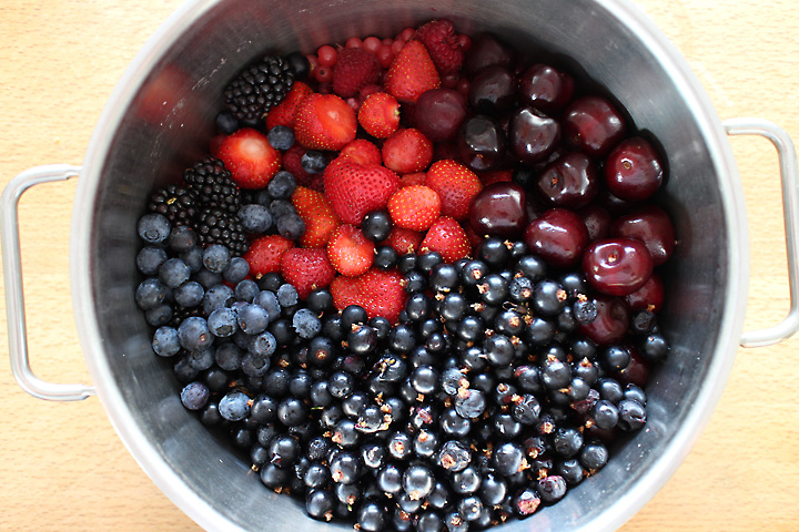 Fruchtsaft aus fünf Früchten - konzentrierter Sommer-Geschmack.