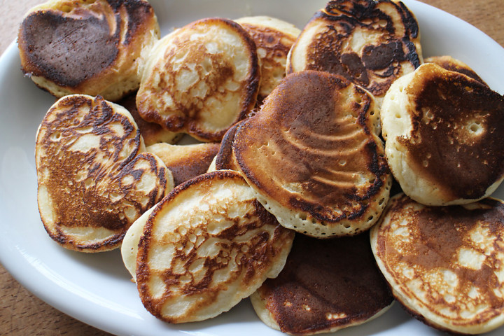 Pancakes mit heißen Kirschen