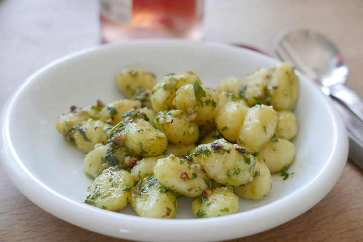 Frisches Pesto Genovese passt auch gut zu Gnocchi.
