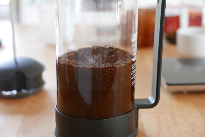 Eine French Press erleichtert das Abgießen nach dem Ziehen lassen.