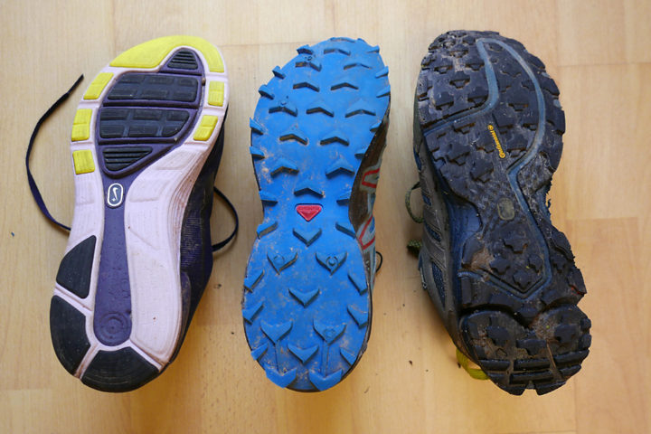 Links normale Laufschuhe ohne richtiges Profil, in der Mitte Salomon-Trailschuhe mit gutem Grip, rechts Adidas GoreText. Nur die Adidas sind wasserdicht und warm. 