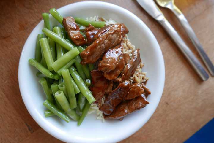 Rindfleisch asiatisch mit Reis und Gemüse.