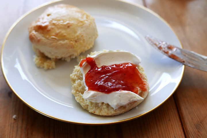 Scones mit Clotted Cream (oder einem Ersatz) und Erdbeer-Marmelade: ein Sommer-Hit. 