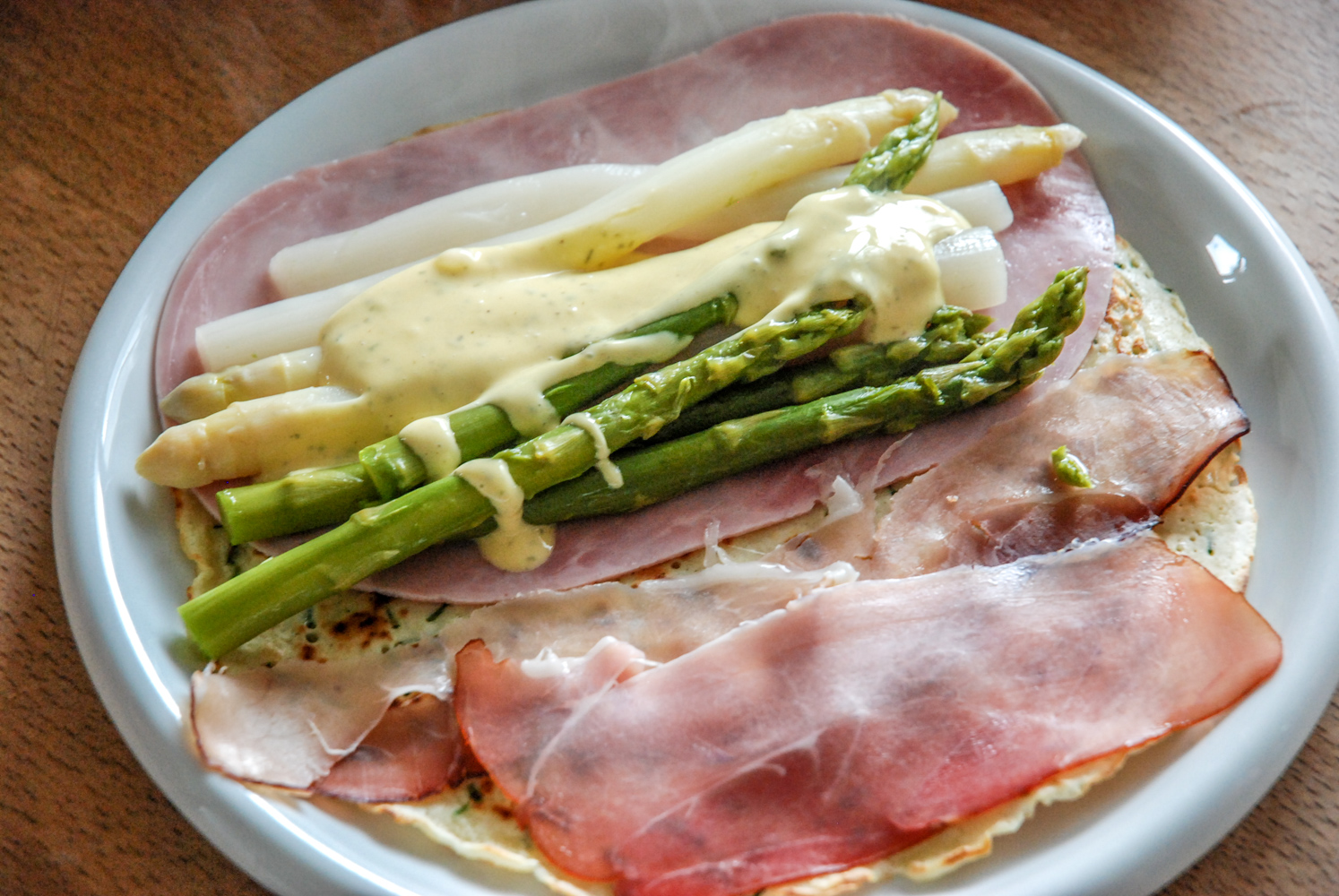 Sauce Hollandaise passt hervorragend zu Spargel und anderem Gemüse sowie Fisch und Fleisch. Sauce Hollandaise passt hervorragend zu Spargel und anderem Gemüse sowie Fisch und Fleisch.