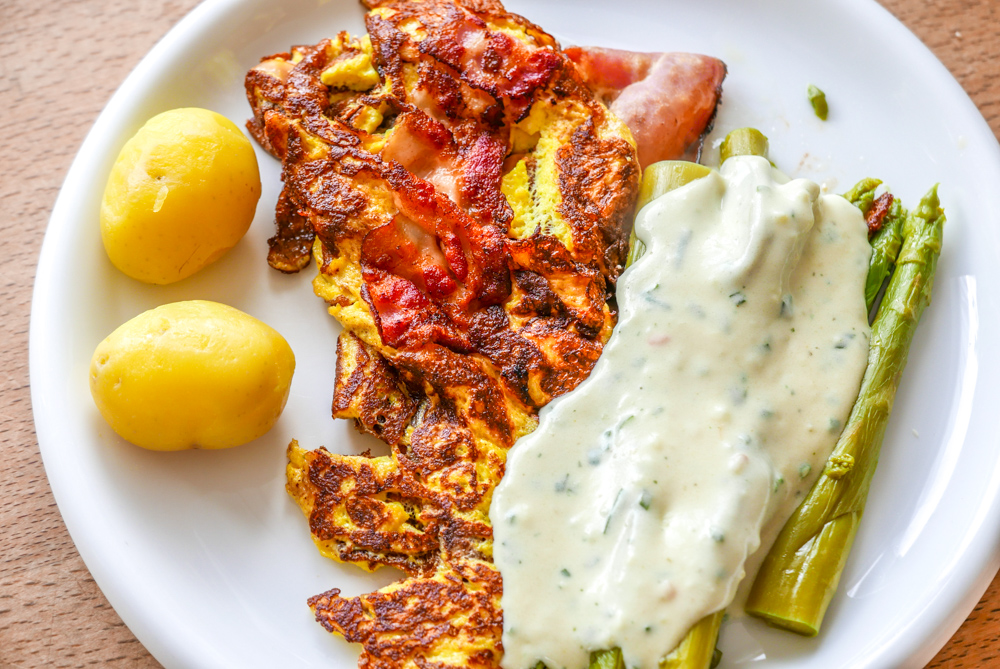 Grüner Spargel mit Schinken-Eierkuchen und Senfsauce