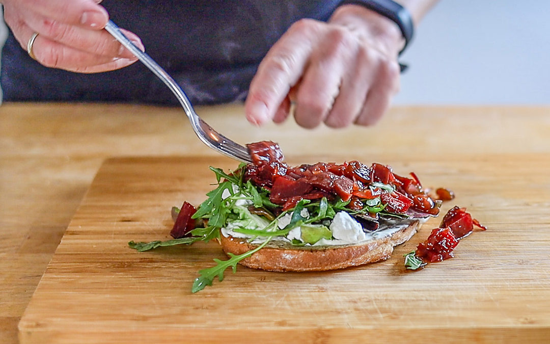 Schafskäse-Salat-Sandwich mit Rote Bete Chutney