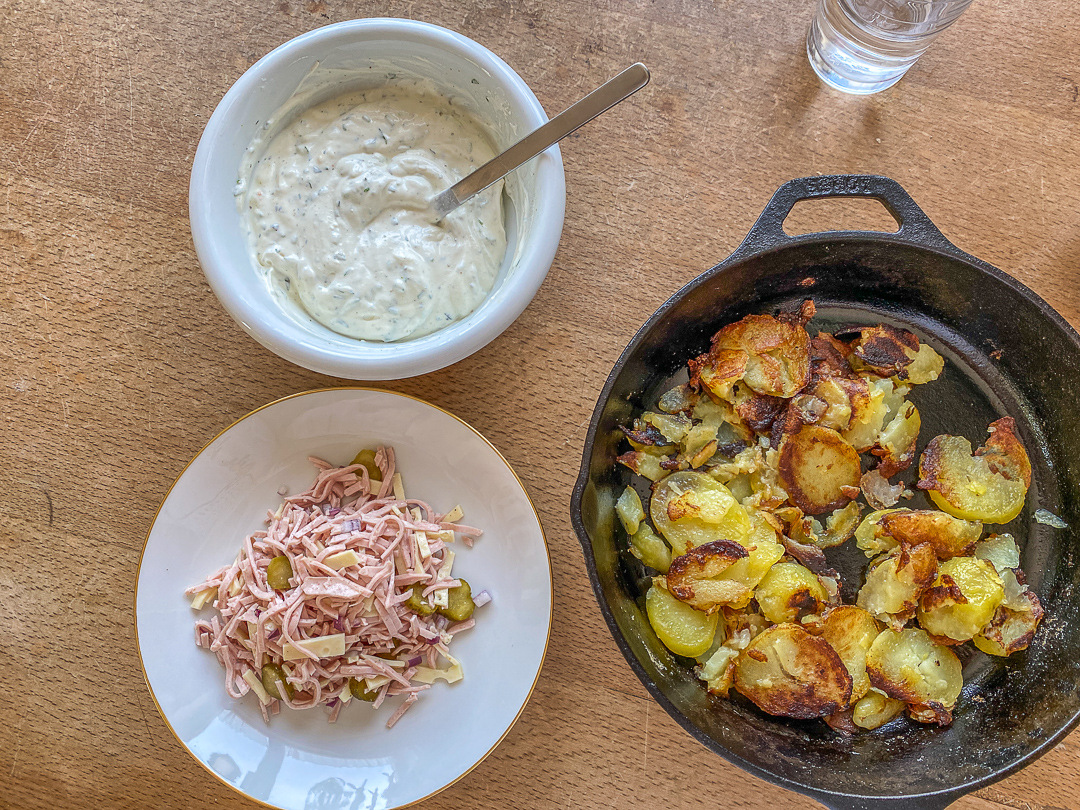 Da darf die Gusseisenpfanne auch ruhig mit auf den Tisch.