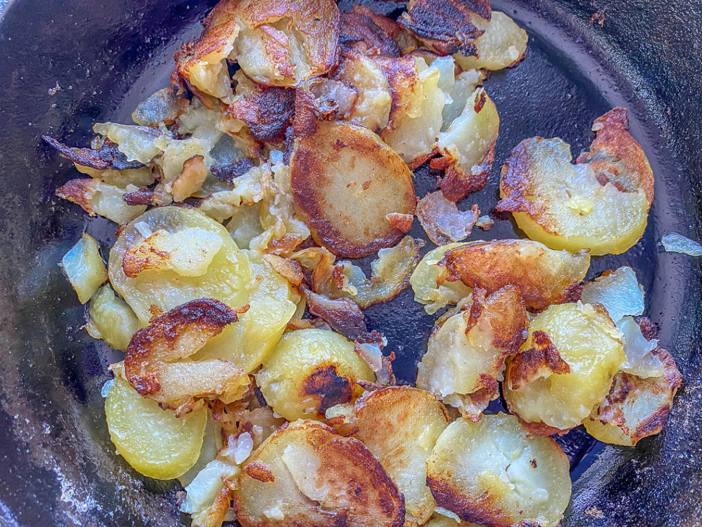 Weniger Kartoffeln in der Pfanne, mehr Kruste.