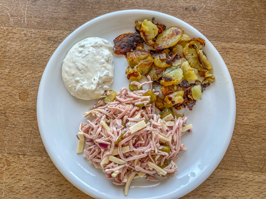 Klassiker mit Bratkartoffeln in der Gusseisenpfanne: Badisches Dreierlei.
