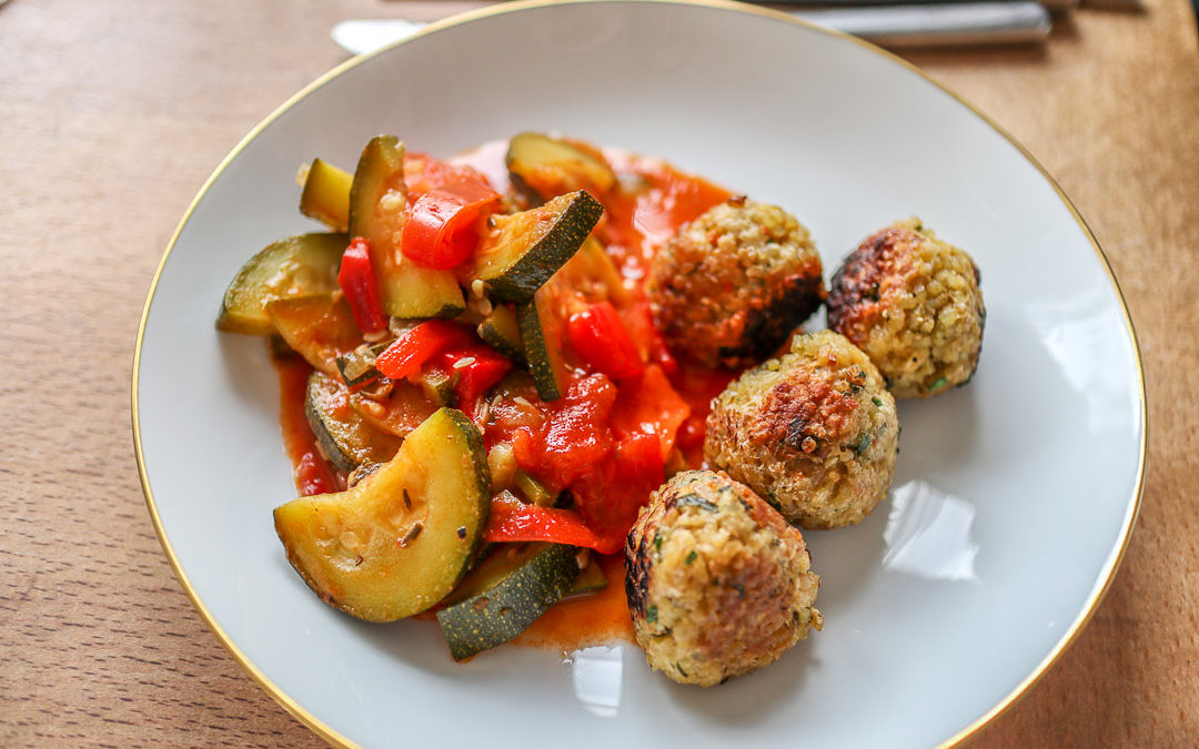 Mediterrane Bulgurbällchen auf würzigem Sommergemüse