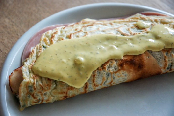 Spargel-Pfannkuchen mit einer Sauce nach Art der Béarnaise - so die korrekte Bezeichnung