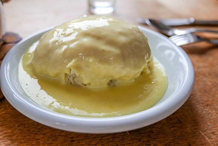 Dampfnudeln mit Vanillesauce: Eine einfache und leckere Süßspeise, die auch als Hauptgericht taugt.