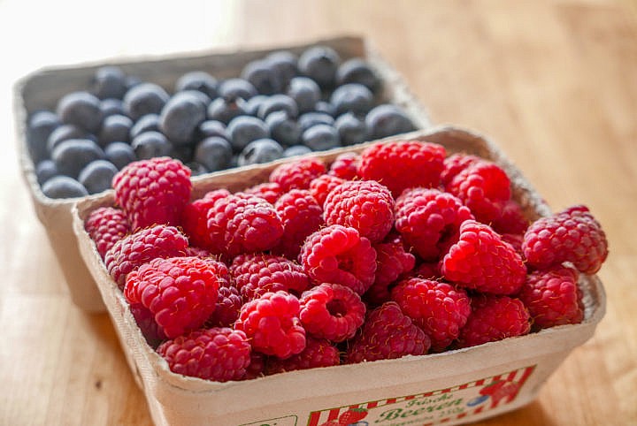 Meine Lieblings-Beeren-Mischung für diesen French Toast: Himbeeren und Blaubeeren