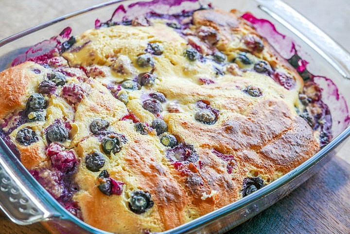 Der Beeren-French-Toast sollte noch warm auf den Tisch kommen.