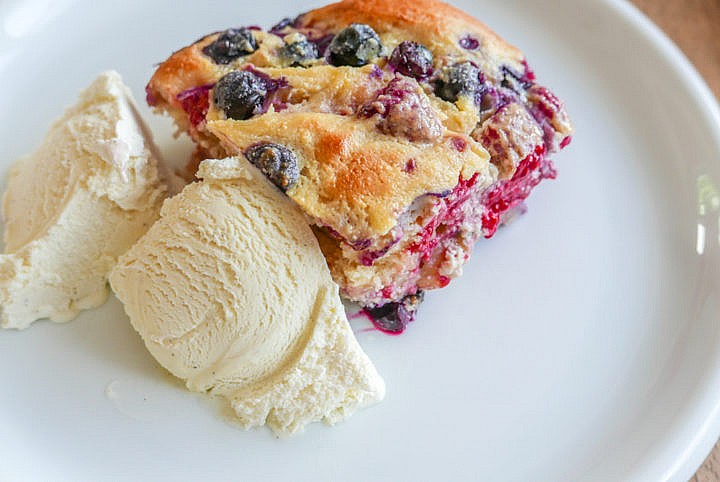 Beeren French Toast mit Briocheteig, noch warm, mit Vanille-Eis