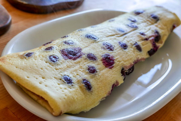 Die Pfannkuchenrolle sollte nicht zu weich und nicht zu dunkel sein, damit sie beim Aufrollen nicht zerbricht.