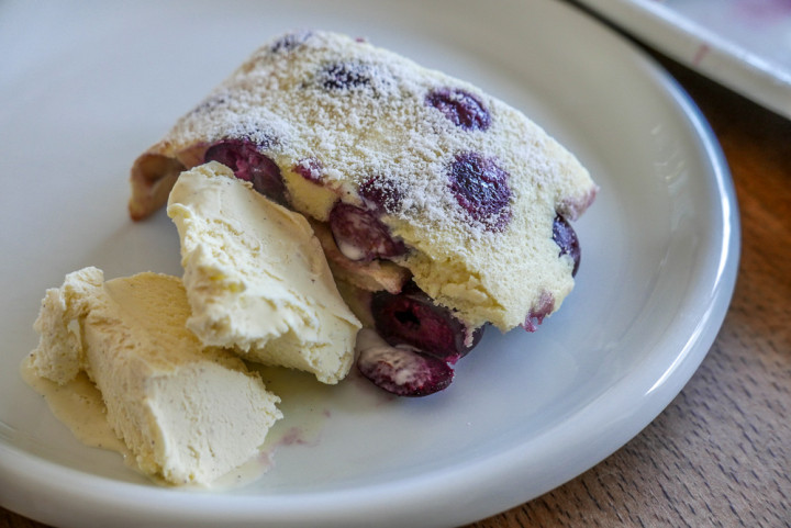Der Kirschenpfannkuchen sollte warm serviert werden mit Vanille-Eis.