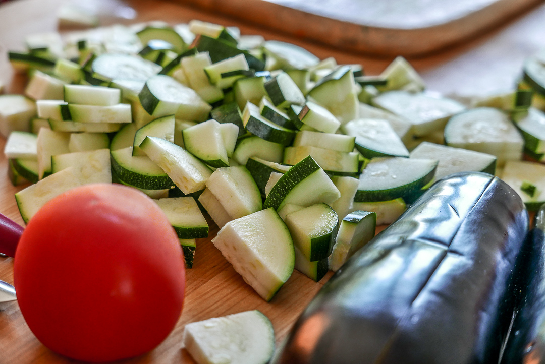 Schnippeln, schneiden, wenig kochen: Das Gemüse solle nicht zu weich werden. 