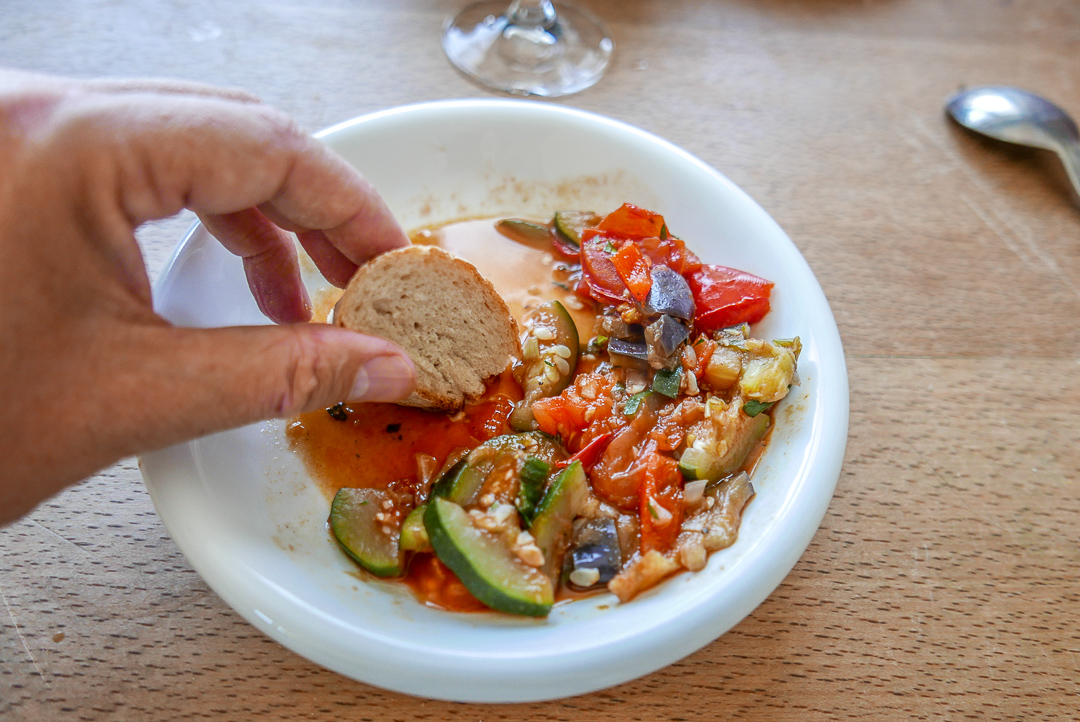 Reste? Ratatouille kann man gut kalt oder aufgewärmt essen. Oder ein köstliches Pasta-Gericht zum Beispiel mit Merguez daraus zaubern. 