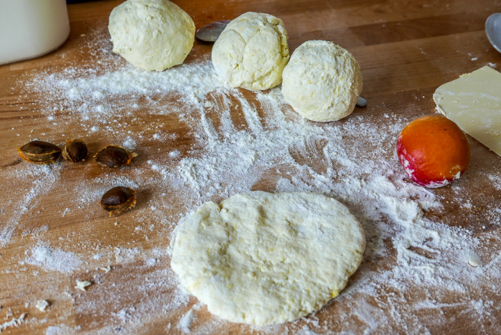 Vier Aprikosenknödel sind (bei uns) für zwei Personen ausreichend.