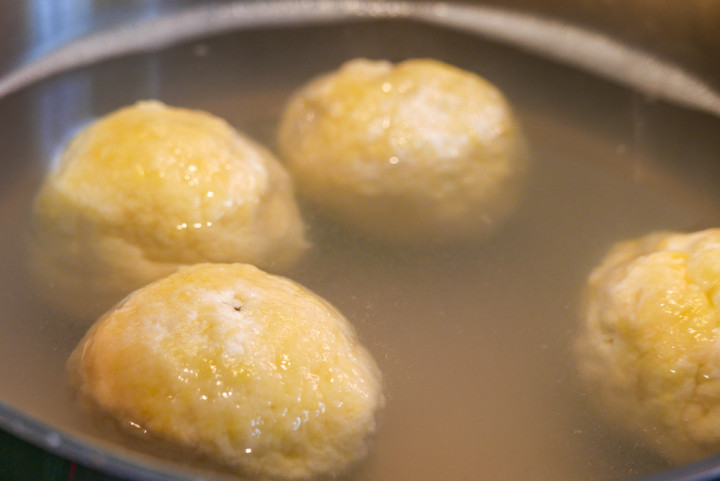 Das Wasser für die Aprikosenknödel darf nicht mehr sprudelnd kochen.