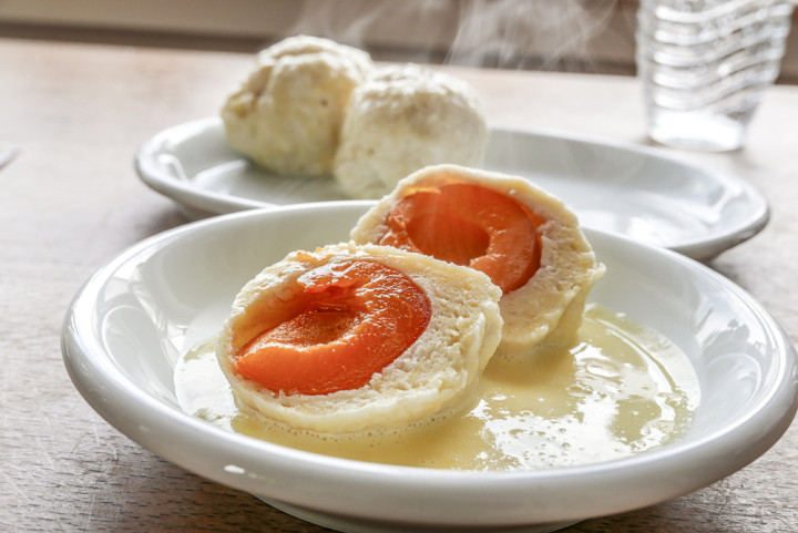 Zu den Aprikosenknödeln passt gut Vanille-Sauce oder Vanille-Eis.