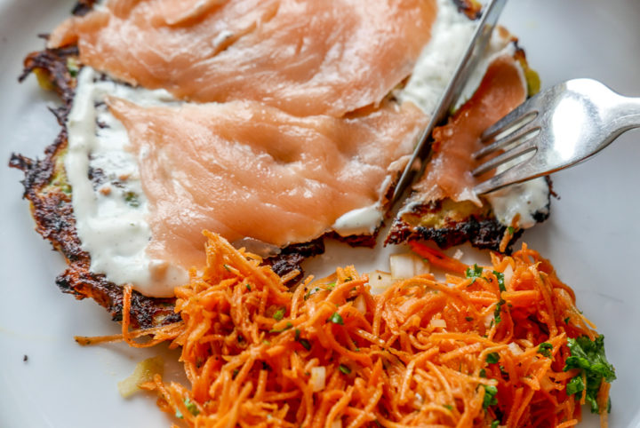 Kartoffelpuffer mit Crème fraîche und Räucherlachs.