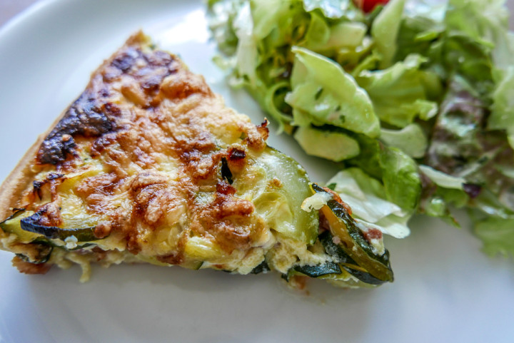 Zucchinikuchen wird am besten noch warm serviert, mit grünem Salat. 