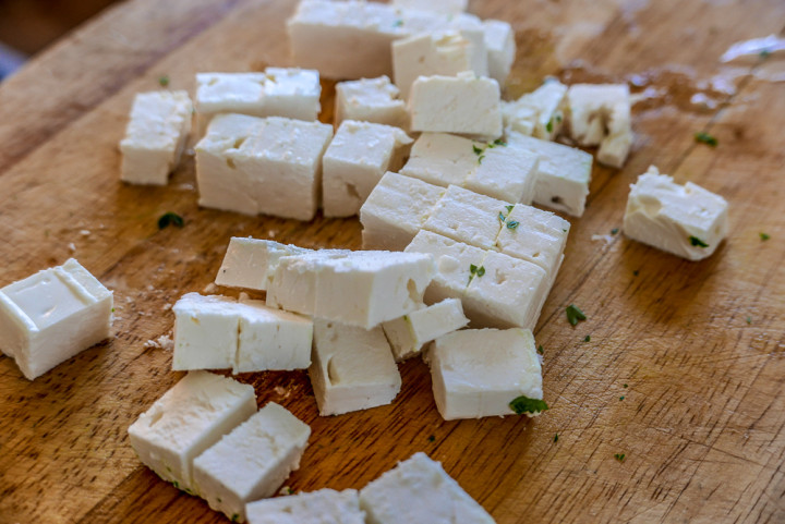 Feta-Würfel erst auf die flüssige Ei-Zucchini-Masse in der Pfanne geben.