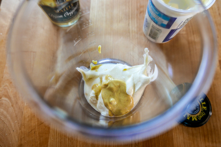 Wenige Zutaten, wenig Öl und damit auch wenig Fett: Der Mayo-Ersatz ist die schlankere Variante. und kommt ohne Chemie aus.