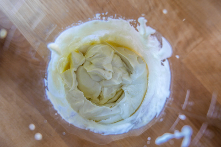 Ideal zur Herstellung des Mayo-Ersatzes sind ein schlankes Rührgefäß und ein Handmixer.
