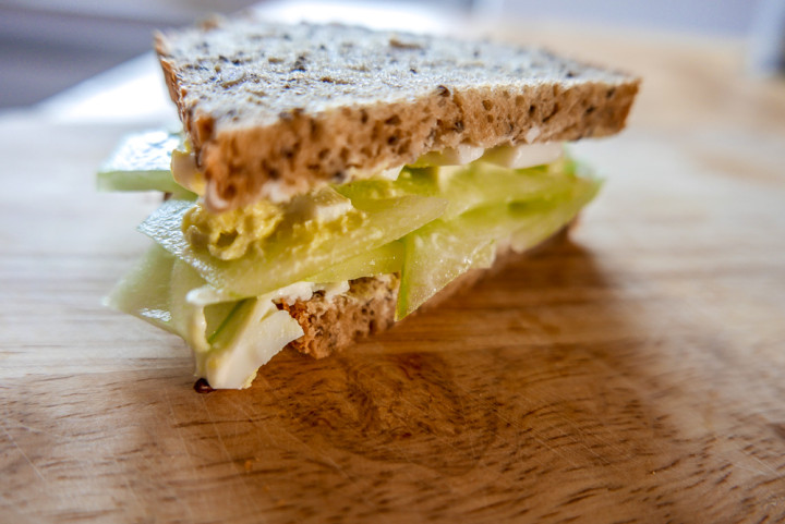 Gurken-Sandwich: Mal nicht blass und schmal sondern dunkel und kräftig. 