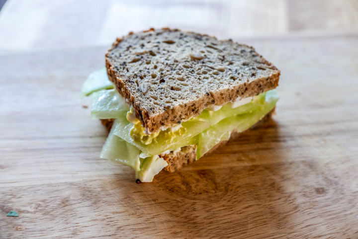 Gurken-Sandwich: Mal nicht blass und schmal sondern dunkel und kräftig.