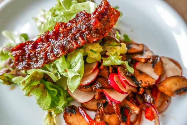 Herbst-Salat mit lauwarmen Pilzen, Radieschen, Paprika und kross gebratenem Schinken. 