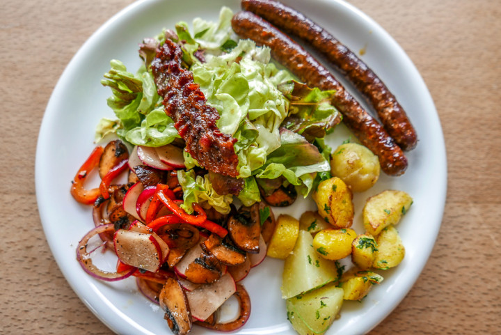 Der Herbstsalat eignet sich auch als Beilage zu einem herzhaften in der kühleren Jahreszeit. Hier mit Merguez und neuen Kartoffeln. 