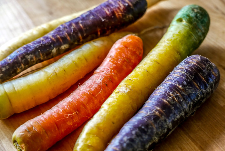 Bunte Möhren machen den Salat mit gekochtem Gemüse auch optisch lebhaft.