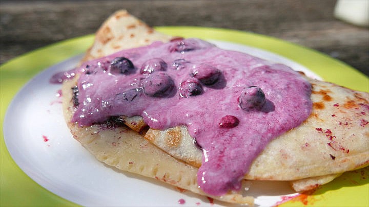 Die leckere lauwarme Mischung aus heißen Blaubeeren und Joghurt kommt innen rein und oben drauf. 