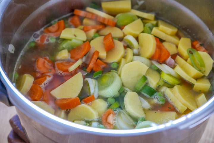 Im Schnellkochtopf geht dieses Rezept für einen Kochtopf noch einfacher und schneller. 