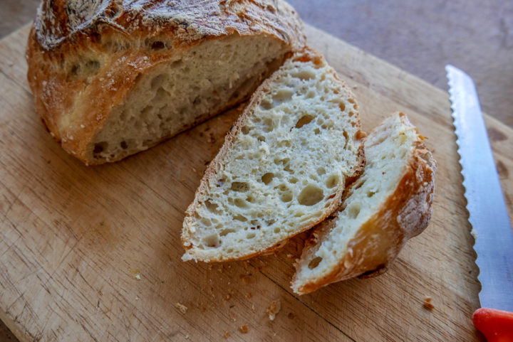 Frisches ofenwarmes Brot passt am besten zu dieser Gemüsesuppe