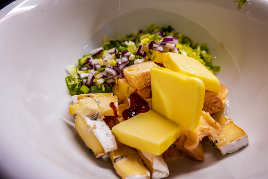 Ein Brotaufstrich mit Eiern und Crème fraîche , Münsterkäse und Butter.