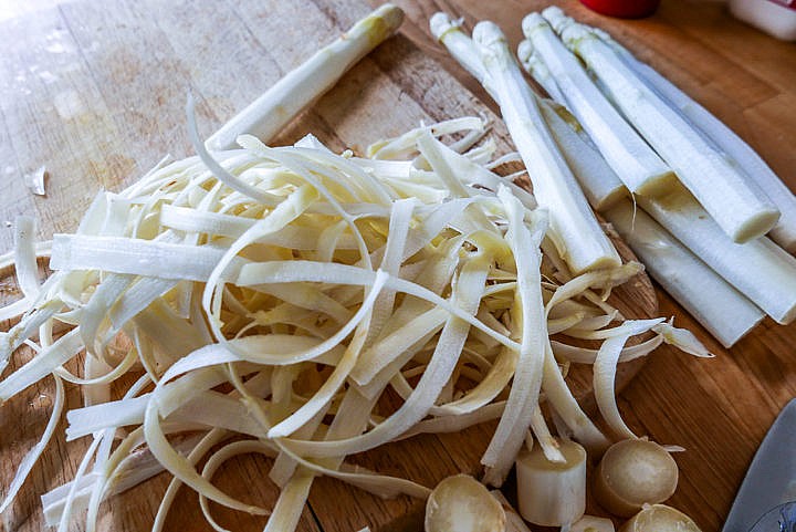 Spargel Carbonara ist eine weitere Variante für die kurze aber heftige Spargelsaison.