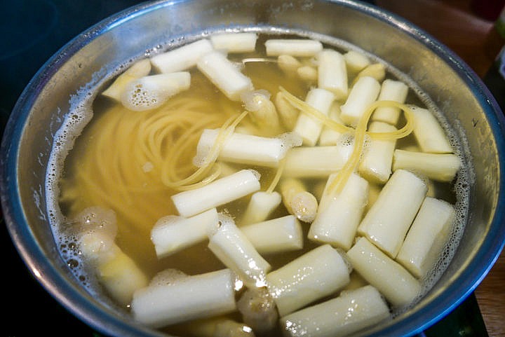 Genial: Spargelstücke und Spaghetti haben die gleiche Garzeit. 