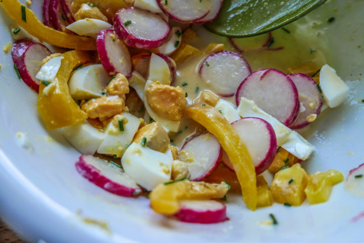 Radieschen-Paprika-Salat mit Ei-Vinaigrette
