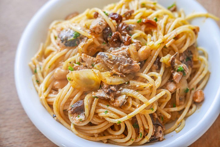 Spaghetti mit Sardinen: Wenige einfache Zutaten, tolles Geschmackserlebnis. 