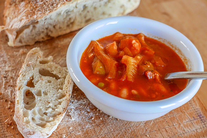 Minestrone: die italienische Gemüsesuppe kennt viele Variationen. 