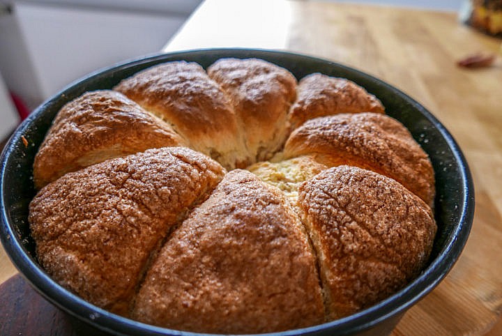 Rohrnudeln können quadratisch, länglich oder spitzwinklig wie Kuchenstücke sein - je nachdem wie man sie in welche Form setzt.