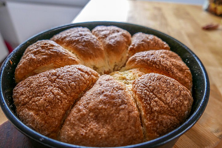 Rohrnudeln können quadratisch, länglich oder spitzwinklig wie Kuchenstücke sein - je nachdem wie man sie in welche Form setzt. 