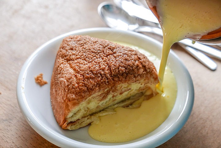 Rohrnudeln mit Marmelade-Füllung und Zucker-Zimt-Kruste. Dazu Vanillesauce.