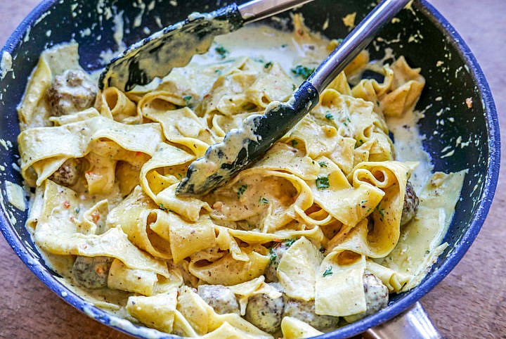 Kleinere Mengen (bis 2 Portionen) kann man auch in einer größeren beschichteten Pfanne mit Deckel zubereiten.