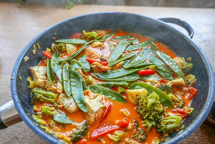 Fisch-Curry ist ein leckeres und schnelles Essen mit verschiedenen Fischsorten.